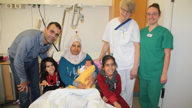Papa Mohamad Alihama, Tochter Sham, Mama Batula Ahmad Almusa mit Töchterchen Leen Almhanna, Tochter Jana, Helga Lex und Hebamme Anna Daubner (im Bild von links).