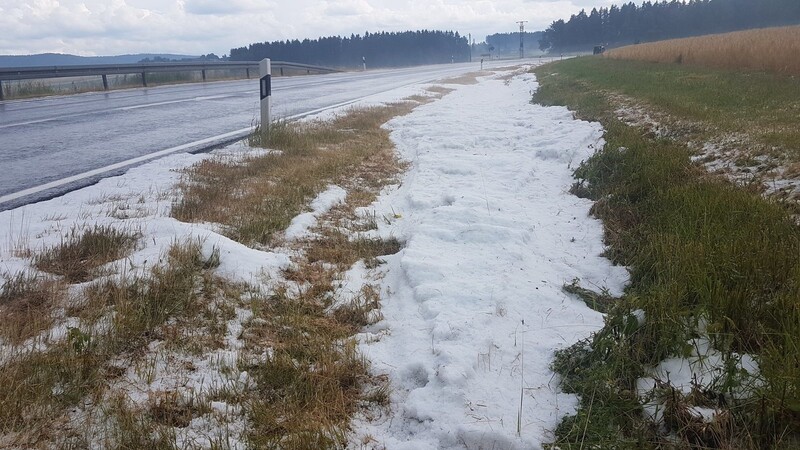 Nein, das ist kein Schnee: Ein rekordverdächtiger Hagelschauer ging am Freitagabend über einer Staatsstraße bei Waldershof nieder.