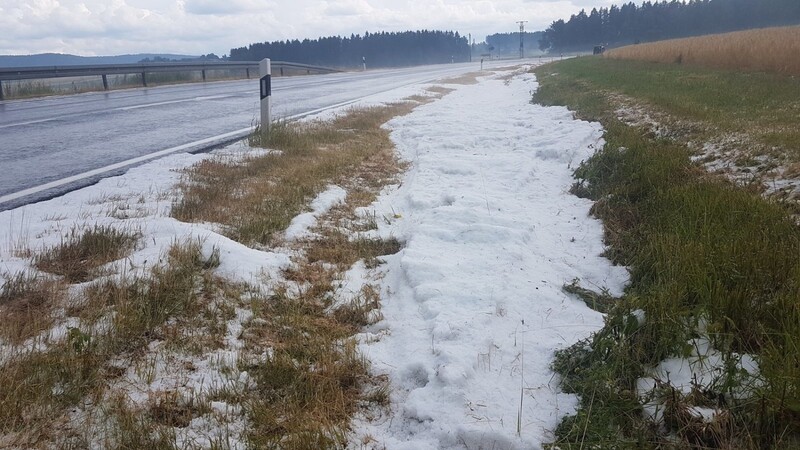 Nein, das ist kein Schnee: Ein rekordverdächtiger Hagelschauer ging am Freitagabend über einer Staatsstraße bei Waldershof nieder.