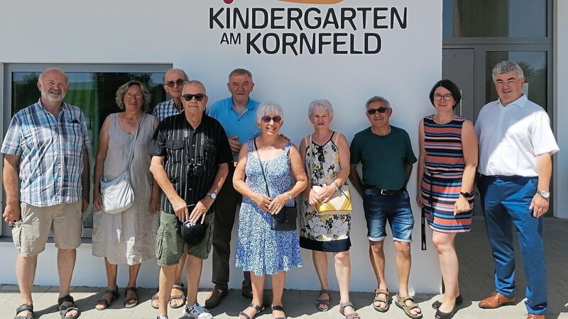 Die Besuchergruppe aus Aigrefeuille mit Bürgermeister Ludwig Greimel, Kindergartenleiterin Bettina Weindl sowie den Gastgebern Edi Poschinger und Franz Stanglmayr.