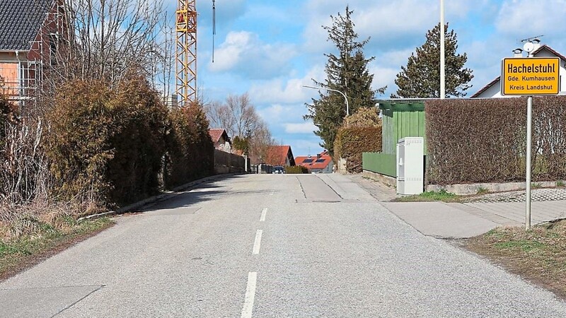 In Hachelstuhl entsteht entlang der LA27 auf der im Bild linken Seite der Straße ein Gehweg.