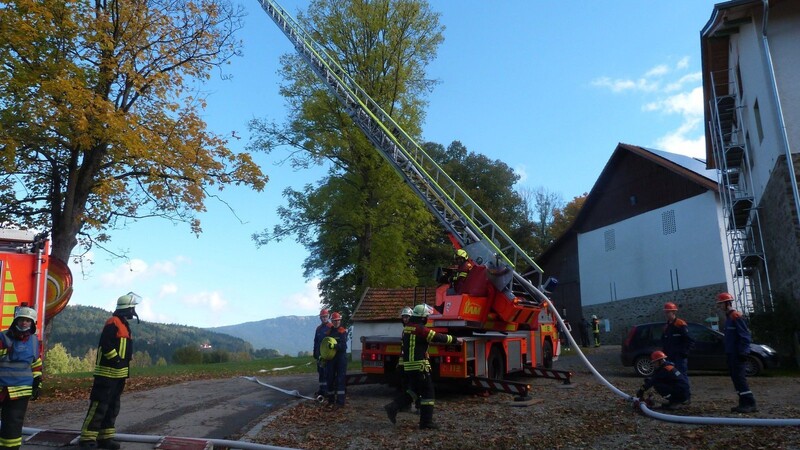 Der angenommene Brand eines Stadels stellte für den Feuerwehrnachwuchs eine Herausforderung dar.