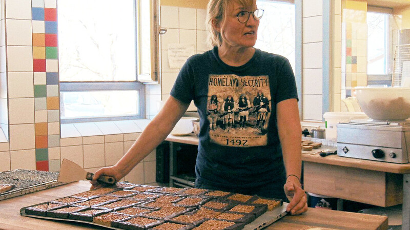 Festangestellte, Praktikanten oder Auszubildende aus den unterschiedlichsten Bereichen finden sich unter anderem in der Bäckerei wieder.