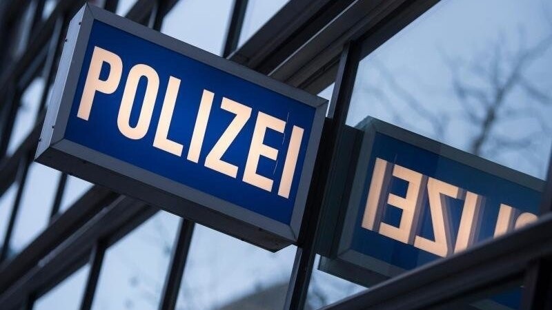 Der Schriftzug "Polizei" an einem Polizeirevier. Foto: Boris Roessler/dpa/Symbolbild