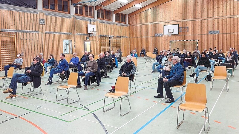 Auch wenn die Stühle recht weit auseinandergerückt werden mussten, mit rund 50 Bürgern war die Informationsveranstaltung zur Dorferneuerung gut besucht.