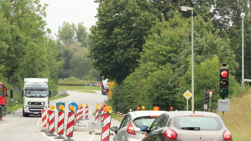 Der bislang nur einspurig befahrbare Abschnitt der Staatsstraße 2085 auf Höhe des Baugebiets Amperauen soll nun von 2. bis 6. September komplett gesperrt werden.