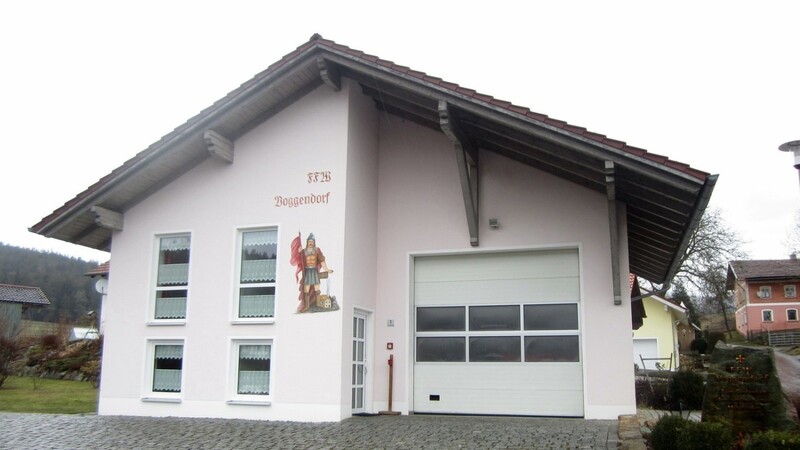 Das Feuerwehrhaus in Voggendorf wird um eine Umkleide erweitert und erhält einen Anbau an die Fahrzeughalle.