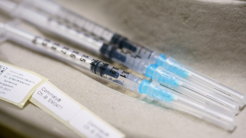 Der Impfstoff liegt bereit. 2337 Landkreisbürger haben ihre Spritze schon bekommen.
