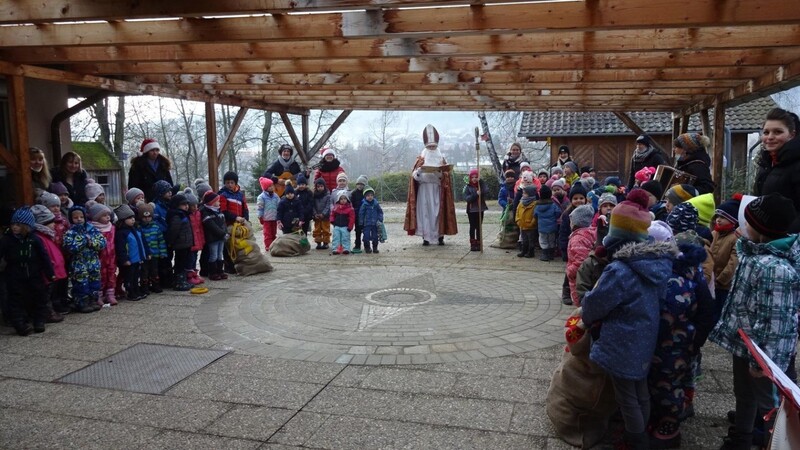 Beeindruckt hörten die Kinder aller Gruppen, was der Nikolaus ihnen zu sagen hatte.