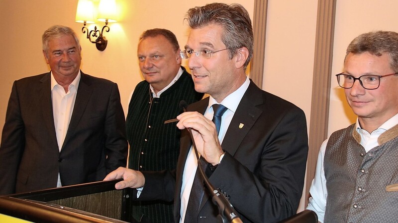 Hand Schmalhofer (2. v. r.) will in die Fußstapfen von Bürgermeister Erich Schmid (links) treten. Mit ihm freuen sich Ortsvorsitzender Ludwig Helfrich (2. v. l.) und Staatsminister MdL Bernd Sibler (rechts).