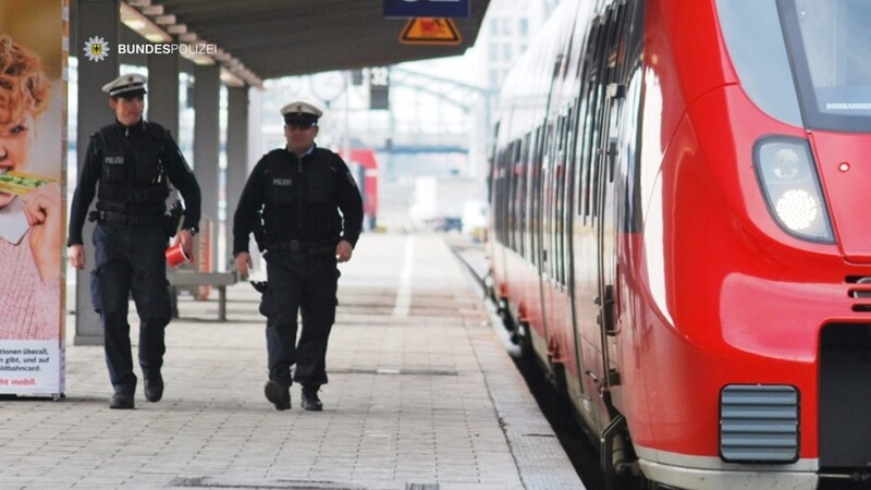 Ein Streit zwischen einer 18-Jährigen und einem 21-Jährigen endete am Freitagnachmittag in München mit einem gefährlichen Sturz ins Gleis. Nun ermittelt die Polizei.