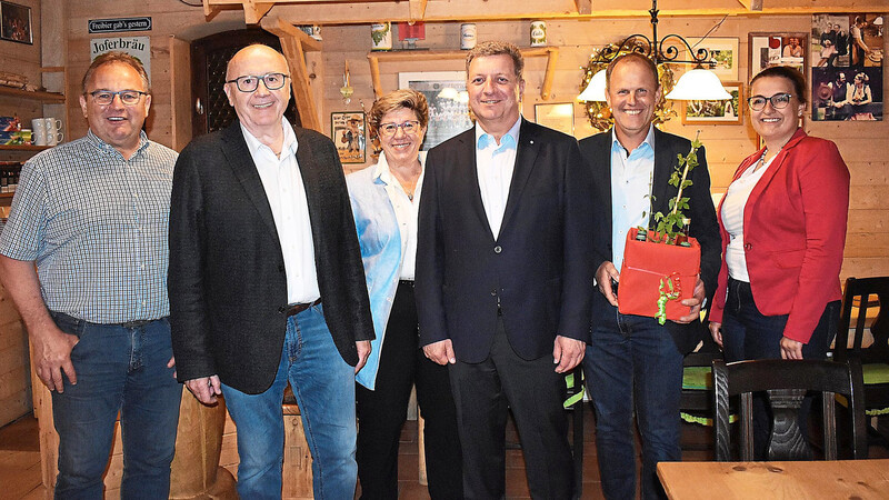 Joferbräu Georg Schmidt zusammen mit Martin Neumeyer, Hannelore Langwieser, Christian Bernreiter, Bürgermeister Leonhard Berger und CSU-Ortsvorsitzende Lisa Gerhart (v.l.).