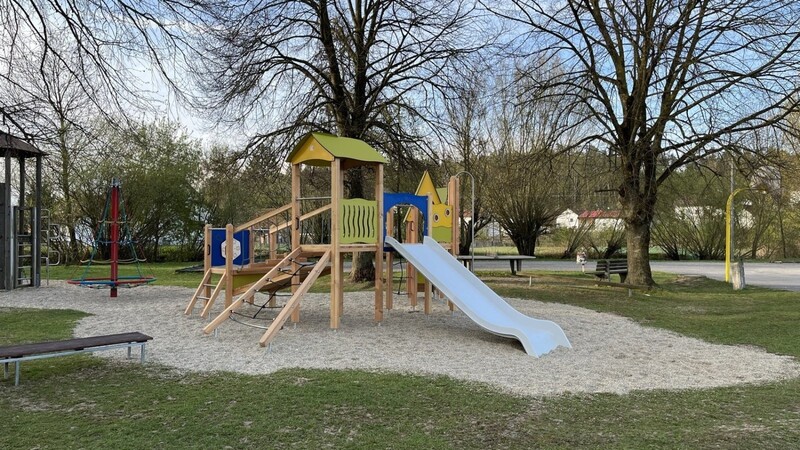 Der Spielplatz am Sportplatz in Weihmichl. Wegen des neuen Spielgeräts muss der umliegende Kiesbereich erweitert werden.