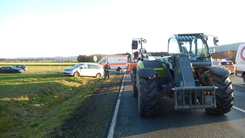 Die Fahrerin des Autos (im Hintergrund) hatte das landwirtschaftliche Fahrzeug übersehen.