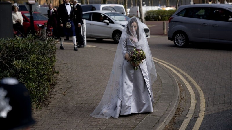 In einem silbernen Hochzeitskleid von Vivienne Westwood heiratet Stella Moris ihren Verlobten Julian Asssange.