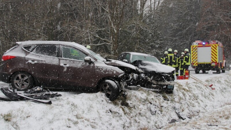 Unfall bei Wolfersdorf: Im Frontbereich wurde die beiden Fahrzeuge nach dem Frontalaufprall beschädigt.