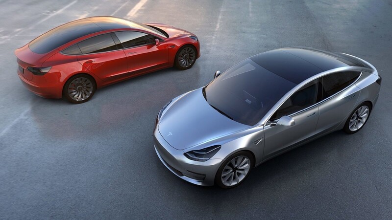Tesla will mit dem Model 3 ein massentaugliches E-Auto anbieten - die Preise und Termine für Deutschland stehen aber noch nicht fest.