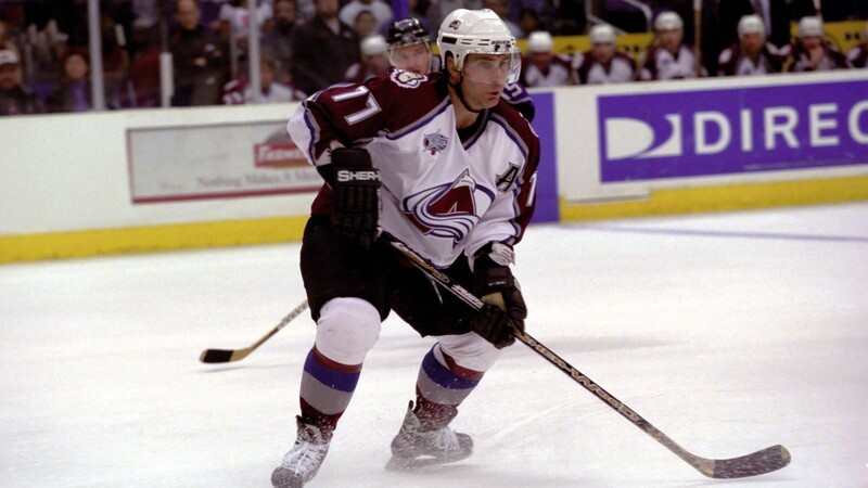 NHL-Verteidiger-Legende Ray Bourque (hier im Trikot von Colorado Avalanche) ist der Vater von EHC-Star Chris Bourque.