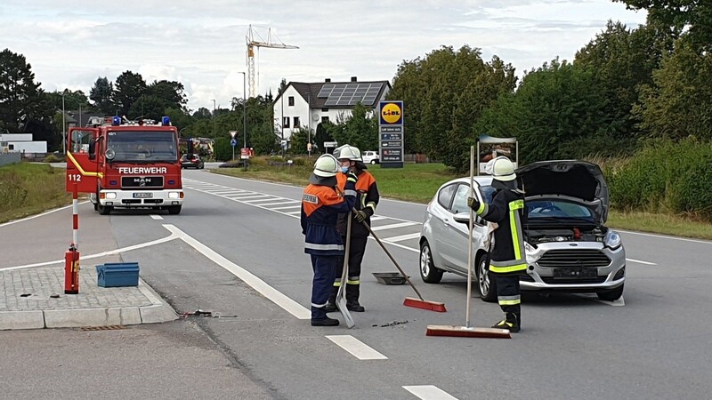 Beinahe zeitgleich ereignete sich auf der B15 in Köfering noch ein weiterer Unfall: Hinter dem Kreisverkehr beim Edeka fuhr ein Autofahrer auf den Anhänger seines Vordermanns auf.