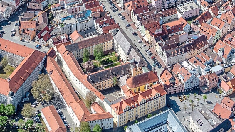 Der Ursulinenkomplex mit seinen beiden Innenhöfen und der Kirche St. Joseph prägt die Ecke Bischof-Sailerplatz und Neustadt.