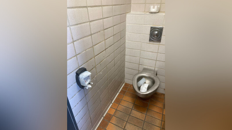 In öffentlichen Toilettenanlagen der Stadt Landshut kommt es derzeit zunehmend zu offenbar mutwilligen Sachbeschädigungen.