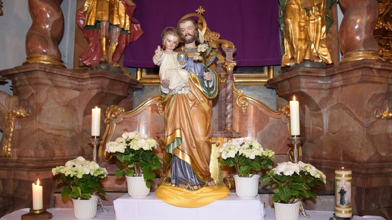 Coronabedingt wurde heuer die Figur des heiligen Josef, die sonst auf einer Trage mitgeführt wurde, auf dem Seitenaltar aufgestellt.