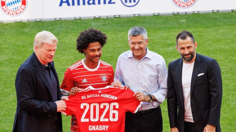 Serge Gnabry (2.v.l.) gibt mit den Bayern-Verantwortlichen seine Vertragsverlängerung bekannt.