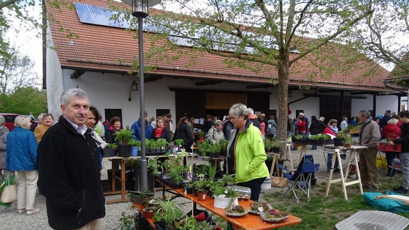 Der Pflanzenmarkt stieß auf reges Besucherinteresse.