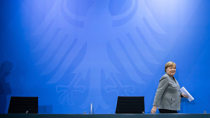 Das war vorerst alles: Bundeskanzlerin Angela Merkel verlässt die Pressekonferenz.