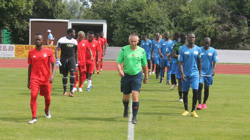 Im Auftaktspiel besiegte der Sierra Leone FC aus Landshut (in rot) Senegal Regensburg mit 6:0.