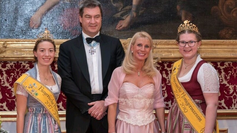 Honigkönigin Katharina Eder mit Ministerpräsident Markus Söder beim Neujahrsempfang.