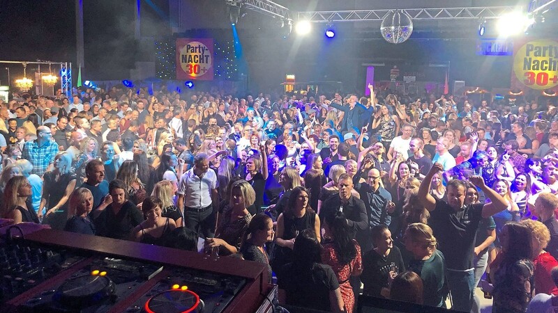 Über 3200 Gäste kamen am Samstag zur jährlichen Ü30-Party in die Sparkassen-Arena. In fünf Zonen wurde am Samstag jeder Musikgeschmack bedient.