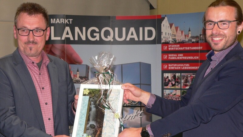 Der neue Bürgermeister Johannes Brunner dankte seinem Vorgänger Erwin Ranftl mit einer Urkunde und einem Geschenk.