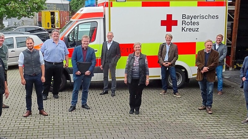 Rettungsdienstleiter Hubert Böck (links) freute sich wie Bürgermeister Gerhard Betz (3. v. r.) über das große Interesse auch weiterer Bürgermeister aus dem Landkreisnorden an der Ausweitung der Rettungsdienstzeiten in Nandlstadt.