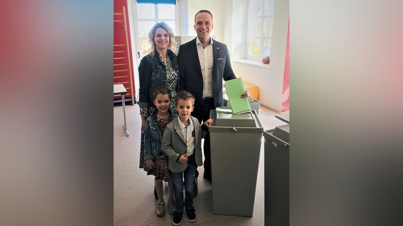 Armin Grassinger mit Frau und Zwillingskindern Laura und Paul bei der Stimmabgabe in seiner Heimat Frauenbiburg.