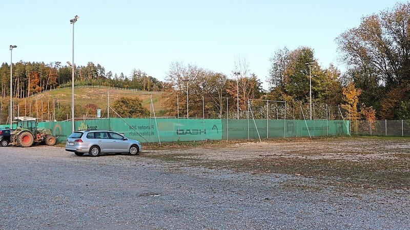 Auf diesem freien Grundstück in Nachbarschaft zu den beiden Tennisplätzen wird künftig das neue Vereinsdomizil der Schützengesellschaft Sandelzhausen stehen. Die Stadt macht den Weg dafür frei.
