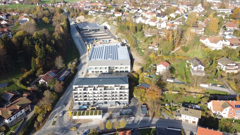 Blick aus der Luft auf die Baustelle an der Westumgehung. Gut zu erkennen sind die Solarmodule auf den Dächern von Edeka und Aldi (im Hintergrund).