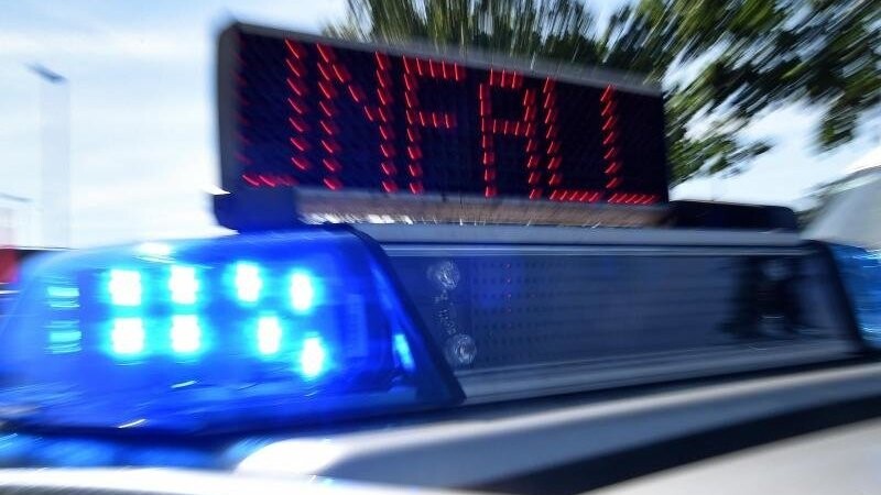 Das Blaulicht blinkt auf einem Einsatzfahrzeug der Polizei. Foto: picture alliance/Holger Hollemann/dpa/Symbolbild