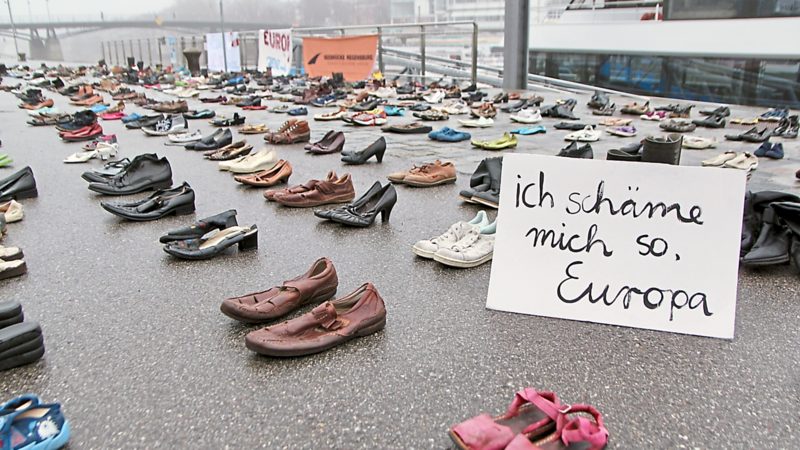 Ein Protest der anderen Art. Anstatt dutzender Leute, waren es 700 Paar Schuhe, mit denen die Seebrücke am Sonntag gegen die EU-Migrationspolitik Stellung bezog.