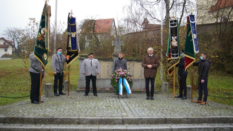Vorstand Hans-Jürgen Zollner, Bürgermeister Manfred Reiner und Pfarrer Zimmermann mit den Fahnenabordnungen der Ortsvereine (von links).