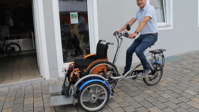 Auf diesem E-Bike kann ein Rollstuhlfahrer den Familienausflug mitmachen, wie Alexander Baldus zeigt.