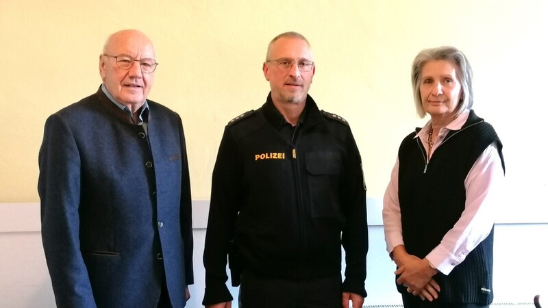 Seniorenbeauftragte Rudolf Lehner (links) und Christa Brunner-Weinzierl (rechts) mit Polizeihauptkommissar Christian Meinl.