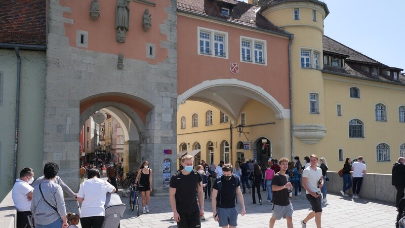Am Sonntagnachmittag waren viele Menschen friedlich in Regensburg unterwegs - auch auf der Steinernen Brücke. In dem Bereich hatten in der Nacht zuvor rund 500 Menschen gefeiert hatten.
