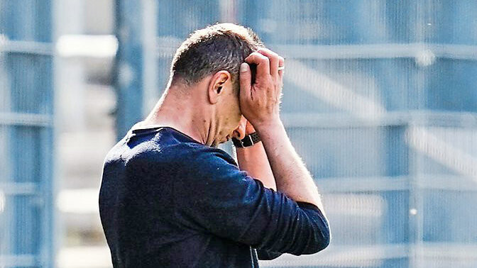 Verzweiflung pur bei Regensburgs Trainer Mersad Selimbegovic nach der Pleite.