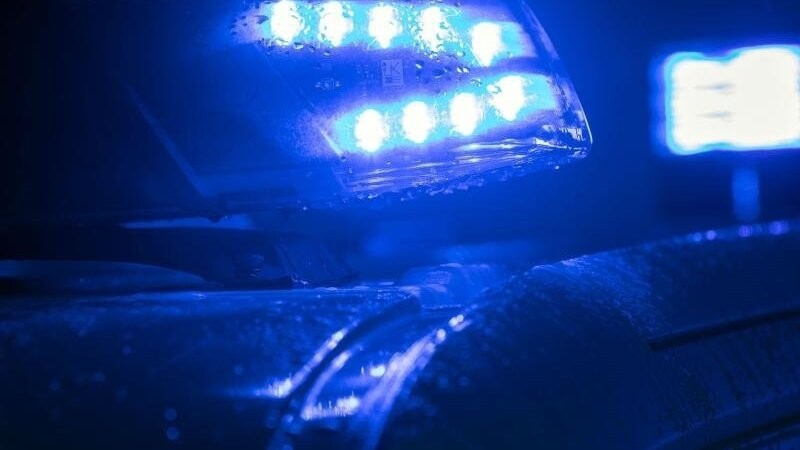 Blaulicht auf einem Polizei-Fahrzeug. (Symbolbild)