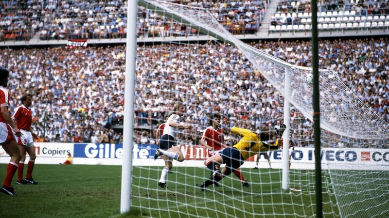 Horst Hrubesch (in Weiß) trifft zum 1:0 für Deutschland gegen Österreich bei der WM 1982. Der weitere Spielverlauf ging als einer der größten Skandale in die Weltmeisterschafts-Geschichte ein.