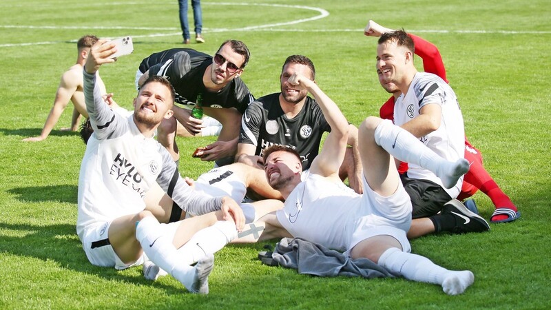 Jubelstimmung: Die Spieler des SV Elversberg feiern durch das 1:1 gegen Frankfurt den Aufstieg in die dritte Liga.