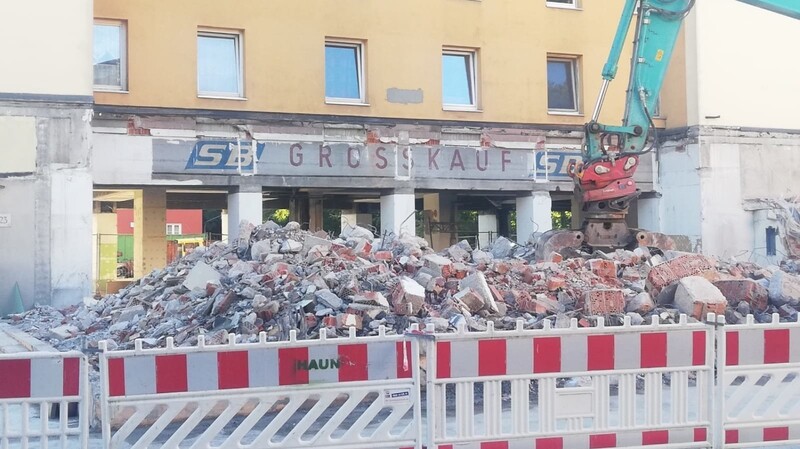 Beim Abriss von Anbauten an der Papiererstraße kam der Eingang zum einstigen SB-Großmarkt wieder zum Vorschein.