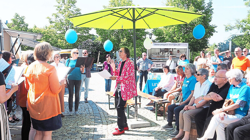 Der "Coro Intermezzo" unter Leitung von Charly Beck brachte am Grünen Markt auf dem Mainburger Griesplatz einige heitere Lieder zu Gehör.