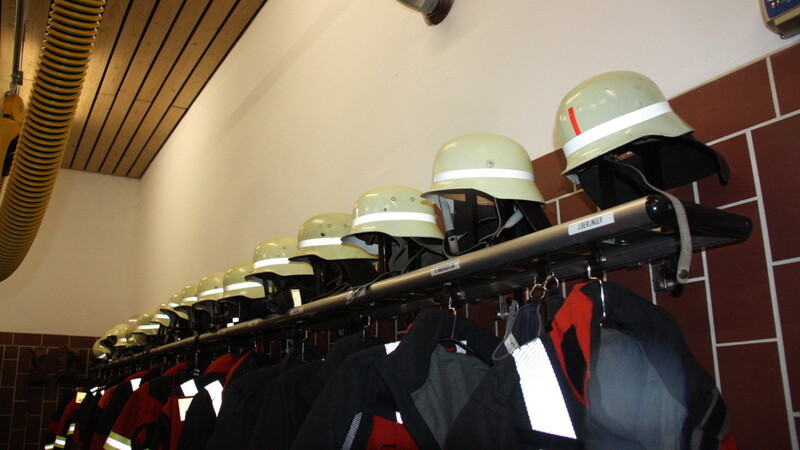 Die Helme der Ortsfeuerwehren sind nicht mehr für den Feuerwehrdienst zugelassen.